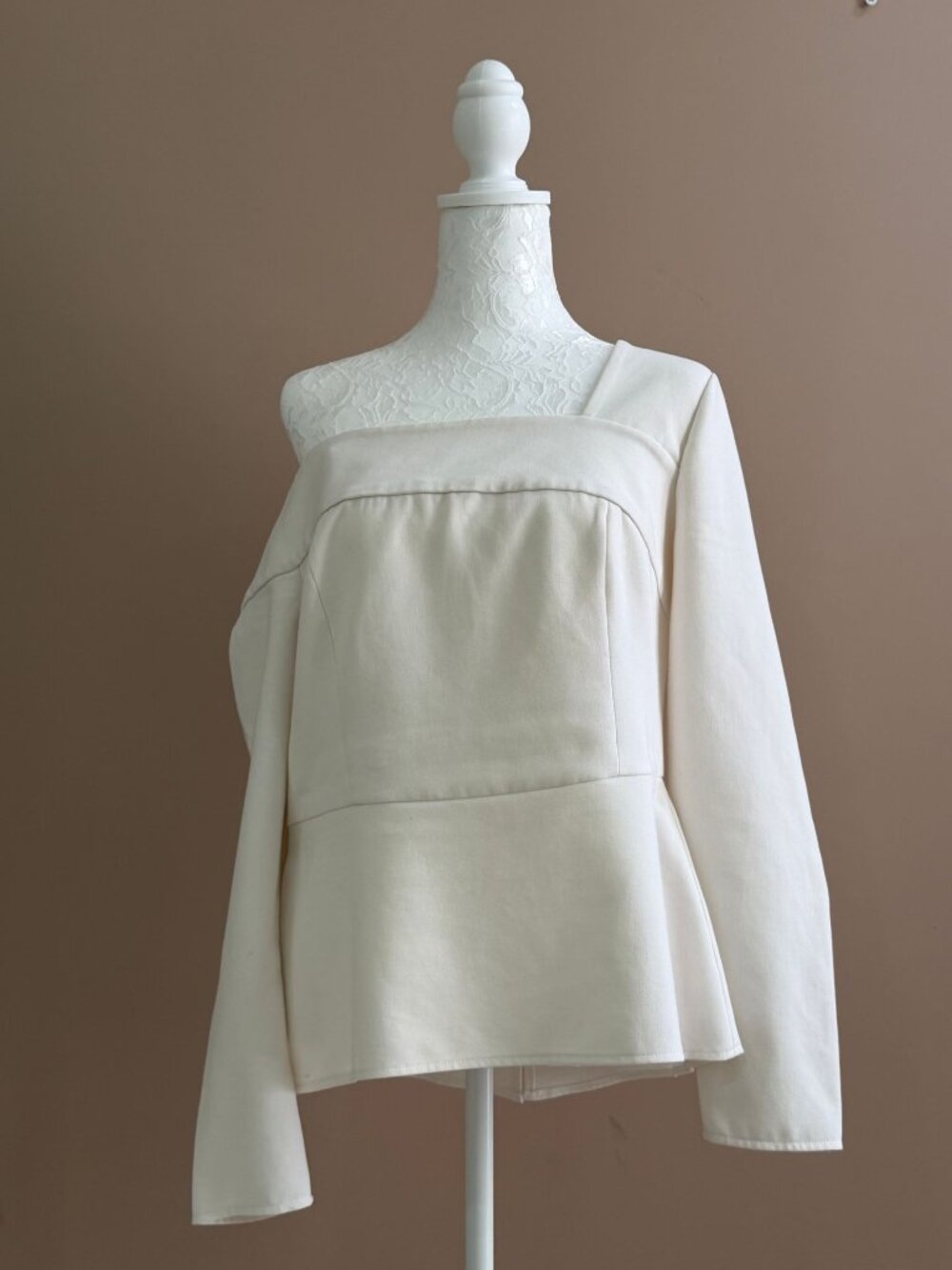 BCBGMAXAZRIA off-shoulder white top. Size L.